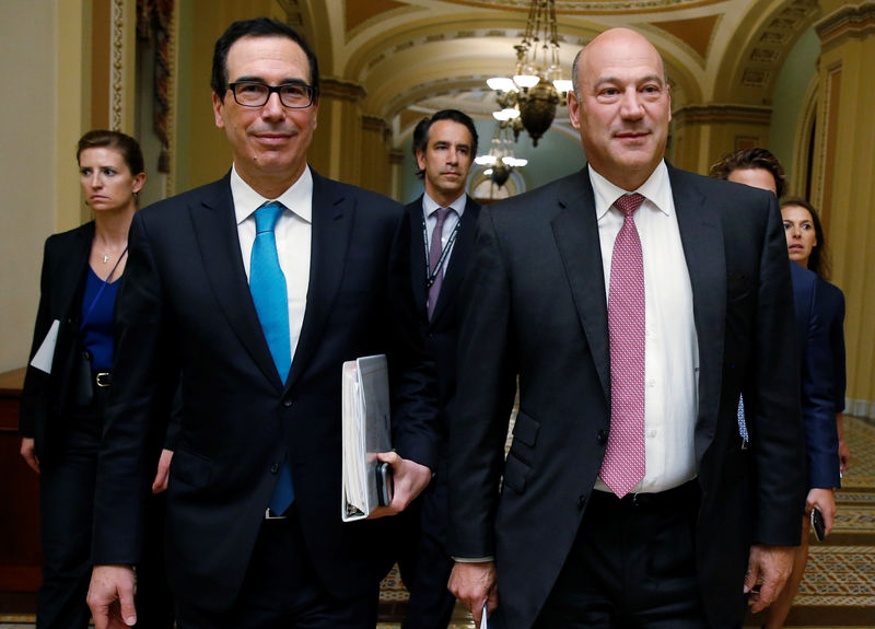 © Reuters. U.S. Secretary of the Treasury Mnuchin and Director of the National Economic Council Cohn walk after meeting with Republican law makers about tax reform in Washington