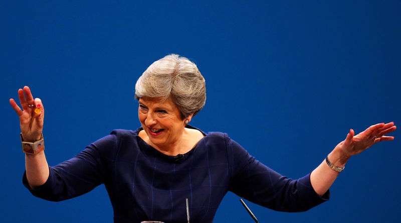 © Reuters. La primera ministra May dice que seguirá siendo líder pese a los intentos de derrocarla