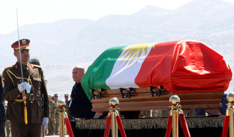 © Reuters. Caixão do ex-presidente do Iraque Jalal Talabani, coberto com bandeira curda no aeroporto de Sulaimaniya, no Iraque