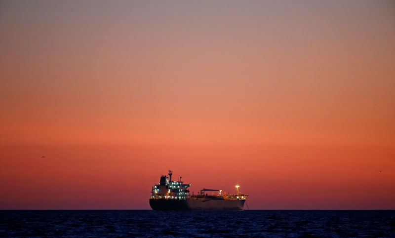 © Reuters. Нефтяной танкер стоит на рейде у нефтяного хаба близ Марселя