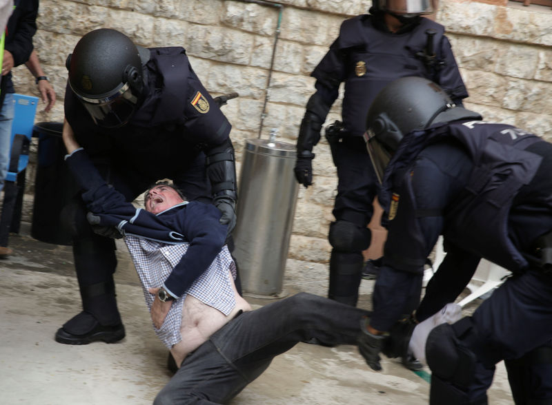 © Reuters. Confronto entre polícia espanhola e homem, do lado de fora de posto de votação de referendo de independência da Catalunha, em Tarragona