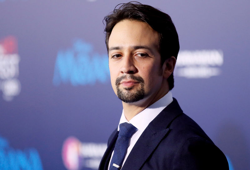 © Reuters. FILE PHOTO: Actor and composer Lin-Manuel Miranda poses at the world premiere of Walt Disney Animation Studios' "Moana"  in Hollywood