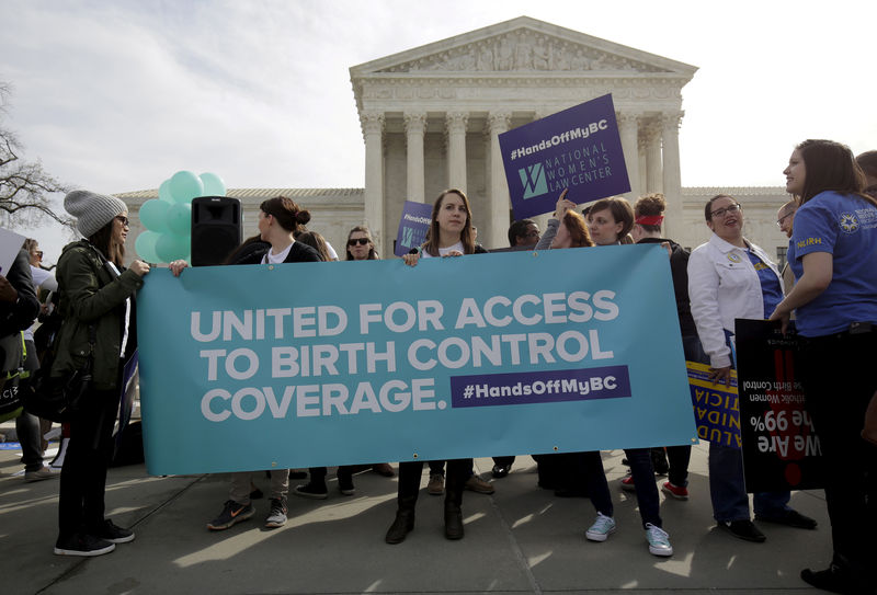 © Reuters. FILE PHOTO: Supporters of contraception rally before Zubik v. Burwell is heard by the U.S. Supreme Court in Washington