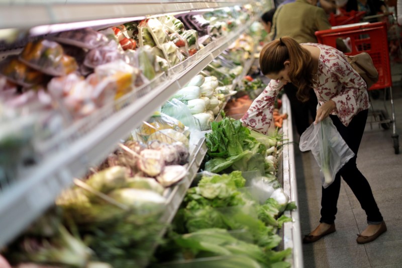 © Reuters. People buy food and other staple goods inside a supermarket in Caracas