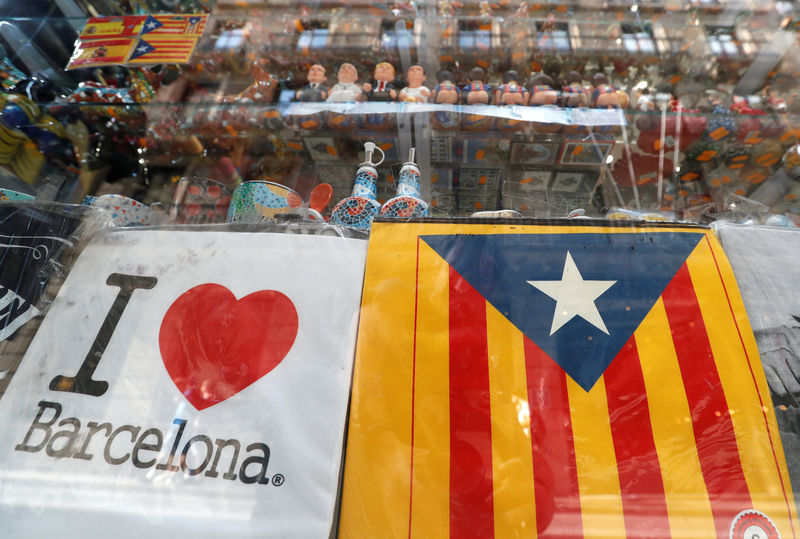 © Reuters. Bandeira separatista catalã em loja de itens turísticos em Barcelona