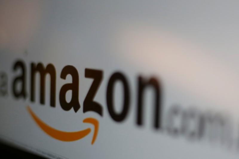 © Reuters. FILE PHOTO: Amazon logo is pictured in Mexico City