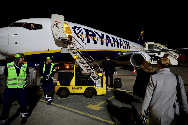 © Reuters. Passengers board a Ryanair flight in Gdansk