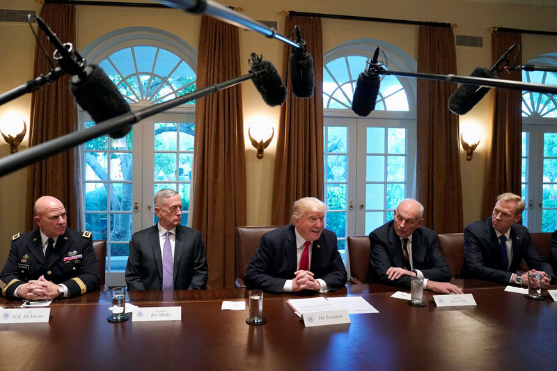 © Reuters. U.S. President Donald Trump (C) participates in a briefing with senior military leaders at the White House in Washington, U.S.