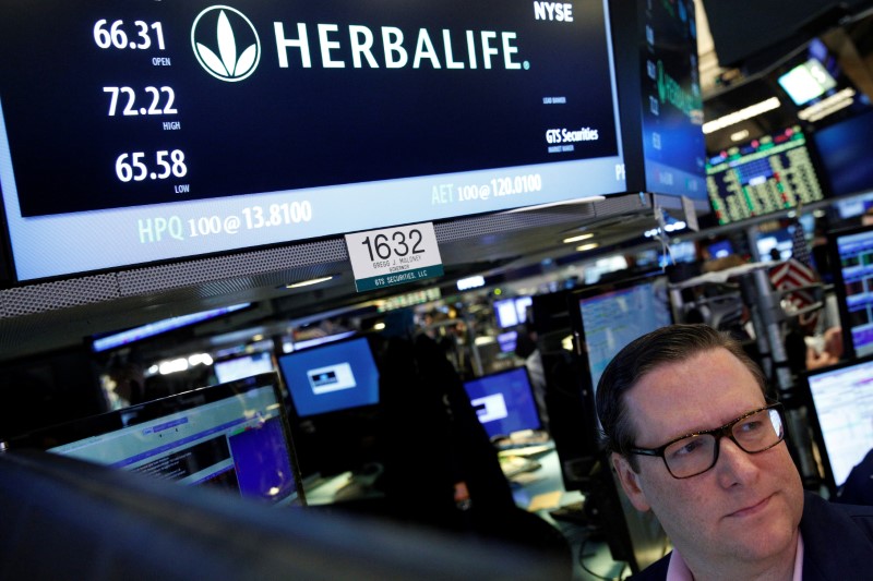 © Reuters. Traders work on the floor of the NYSE