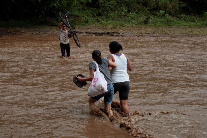 © Reuters. Pessoas passam por enchente na cidade de Nandaime, na Nicarágua