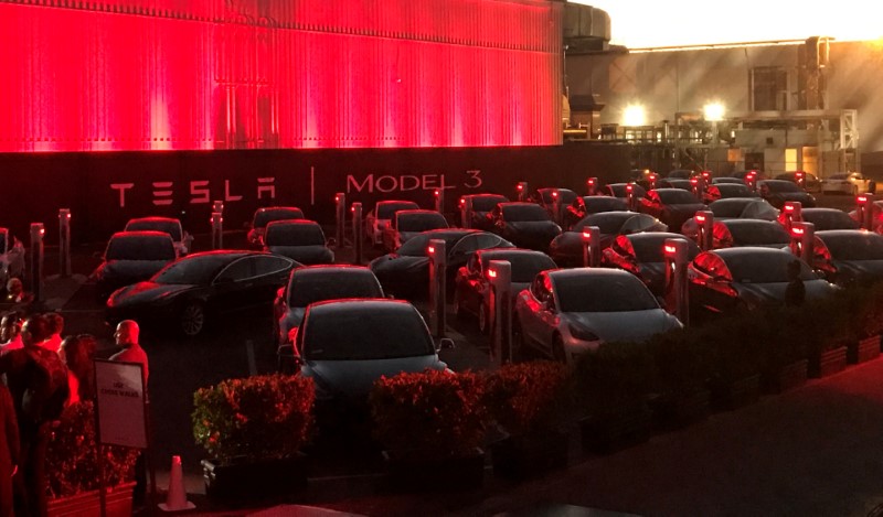 © Reuters. FILE PHOTO: Tesla Model 3 cars wait for their new owners as they come off the Fremont factory's production line during an event at the company's facilities in Fremont