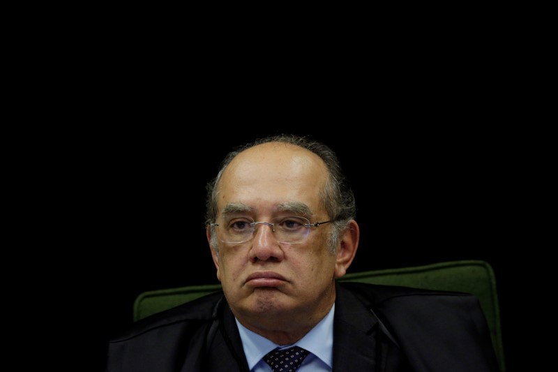 © Reuters. Judge Gilmar Mendes looks on during a meeting of the Brazilian Supreme Court to vote on whether to ask for the arrest of Senator Aecio Neves in Brasilia