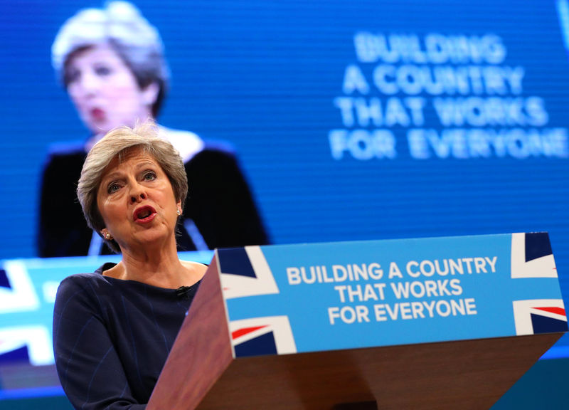 © Reuters. Foto de archivo de la primera ministra británica, Theresa May, en una reunión del Partido Conservador en Manchester