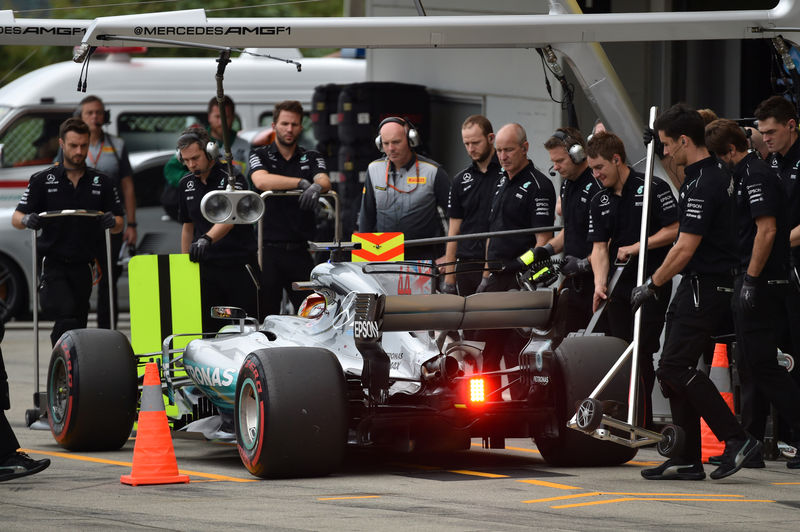 © Reuters. Foto del sábado del piloto de Mercedes Lewis Hamilton entrando a boxes en la clasificación para el Gran Premio de Japón de la F1 en Suzuka