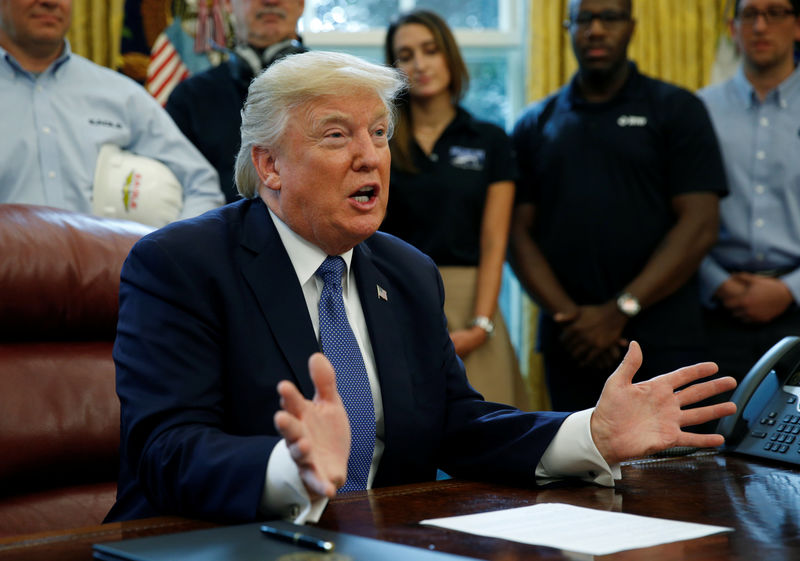 © Reuters. Trump signs the National Manufacturing Day Proclamation in Washington