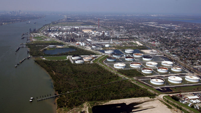 © Reuters. FILE PHOTO: An aerial view of a refinery along the Mississippi River in New Orleans