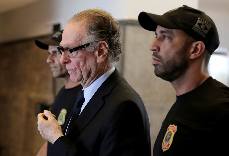 © Reuters. Brazilian Olympic Committee (COB) President Carlos Arthur Nuzman leaves the Federal Police headquarters heading to jail, in Rio de Janeiro