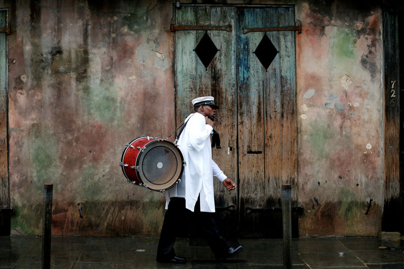 © Reuters. A musician walks in the French Quarter as Hurricane Nate approaches the U.S. Gulf Coast in New Orleans