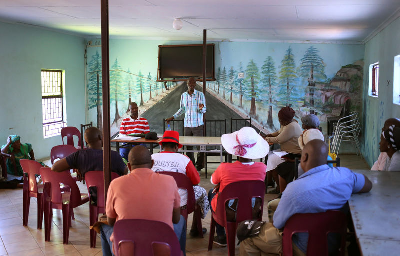 © Reuters. Locals hold a meeting in Mapela village oustde the Mogalakwena platinum mine in Mokopane