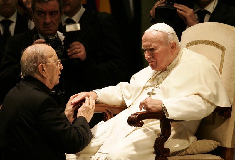 © Reuters. El Papa Juan Pablo II bendice al padre Marcial Maciel, fundador de los Legionarios de Cristo, durante una audicencia en El Vaticano.