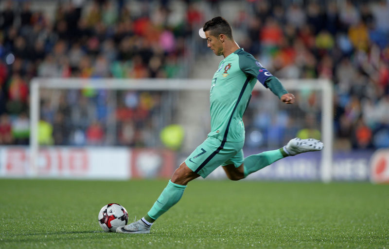 © Reuters. Foto del sábado del delantero de Portugal Cristiano Ronaldo en acción ante Andorra