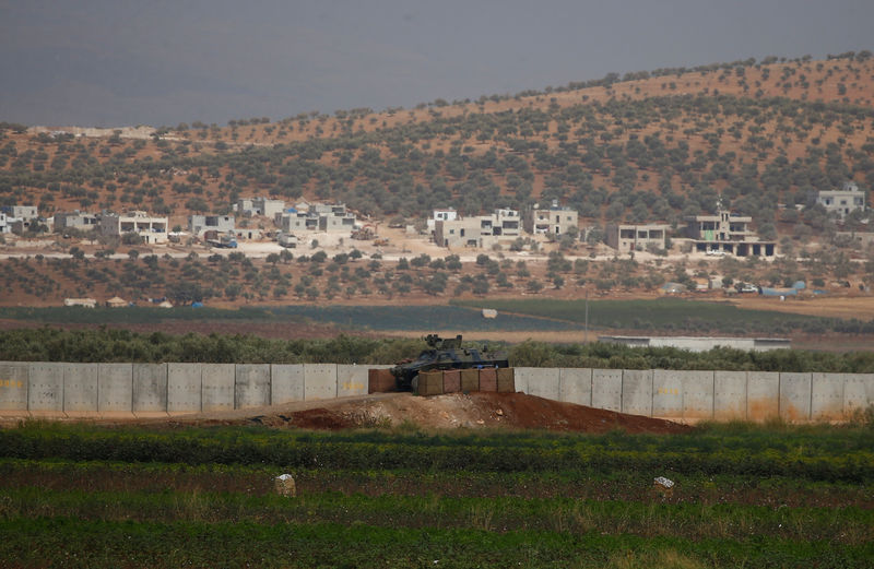 © Reuters. A Turkish military armoured vehicle guards on the border line located opposite the Syrian Atimah, Idlib province in Reyhanli