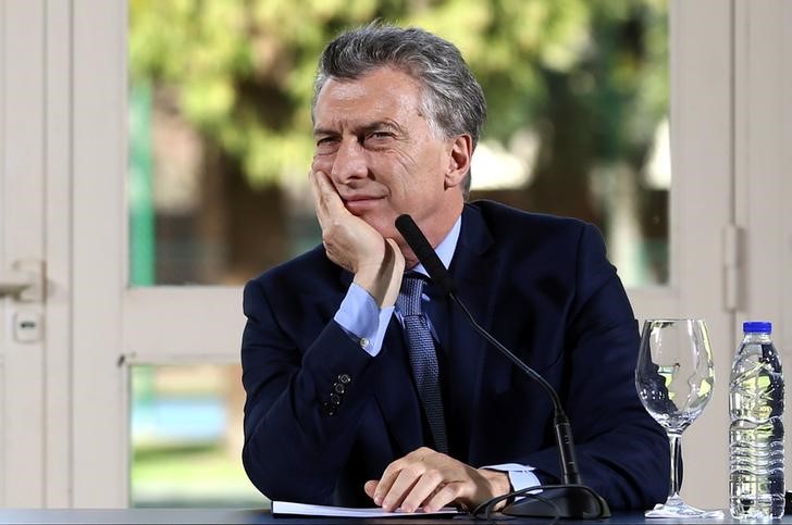 © Reuters. Argentina's President Macri listens as World Bank President Jim Yong Kim speak during a news conference at the Olivos Presidential Residence in Buenos Aires