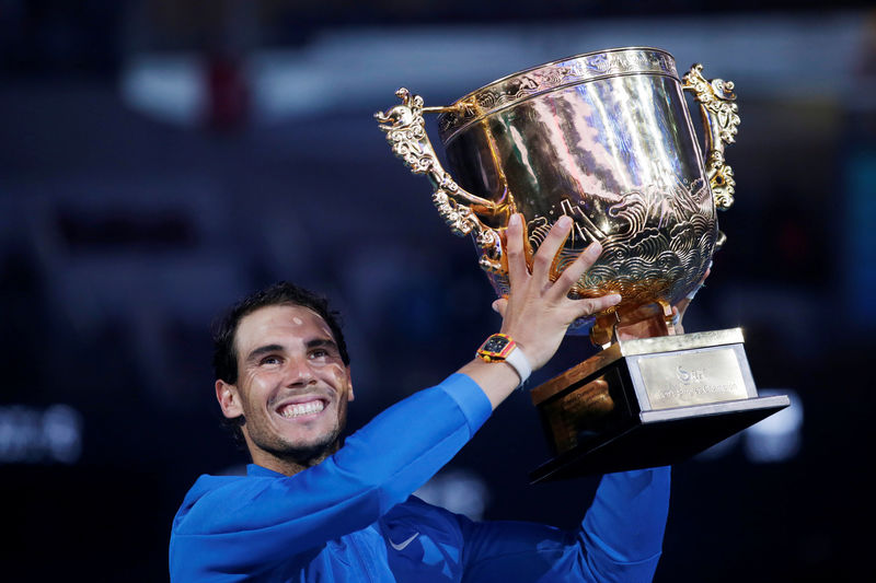 © Reuters. Foto del domingo del tenista español Rafael Nadal con el trofeo tras ganar el Abierto de China