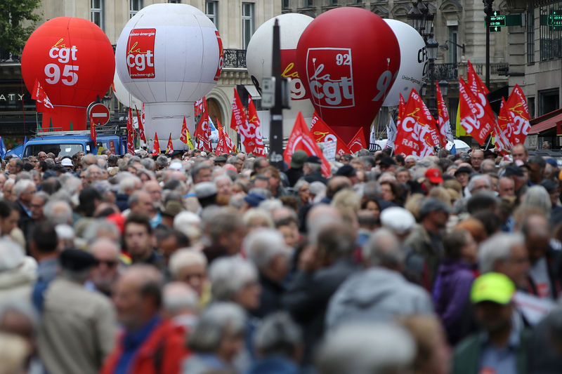 © Reuters. Balloons of French Trade Union CGT float over a demonstration by French pensioners to protest against government plans to reform pension system, in Paris