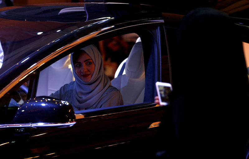 © Reuters. Mujeres saudíes podrán conducir pero algunas dicen que el precio es su silencio