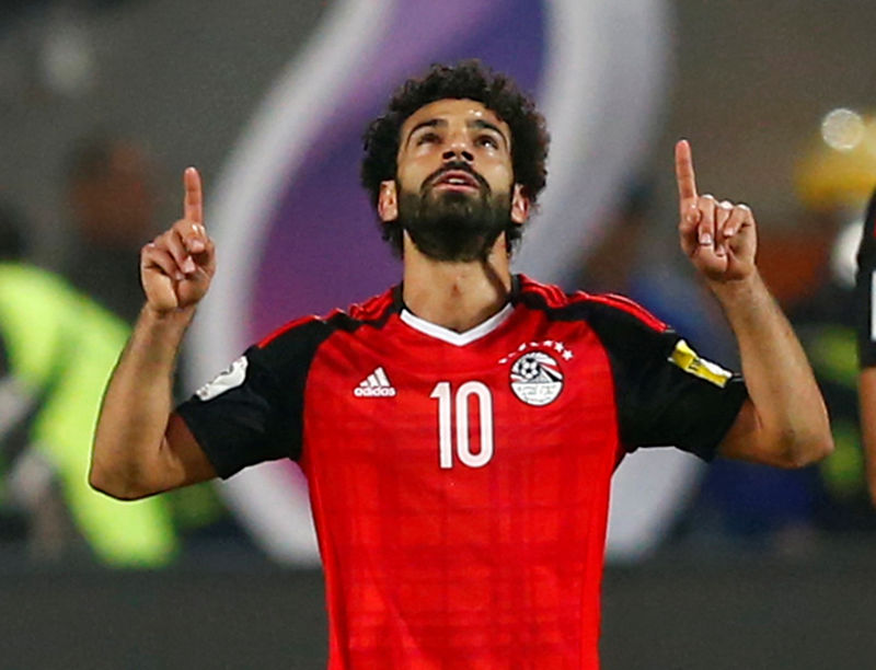 © Reuters. مصر في كأس العالم لأول مرة منذ 1990 بعد ثنائية صلاح