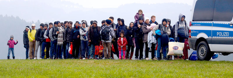 © Reuters. FILE PHOTO: Migrants are escorted by German police after crossing the Austrian-German border in Wegscheid