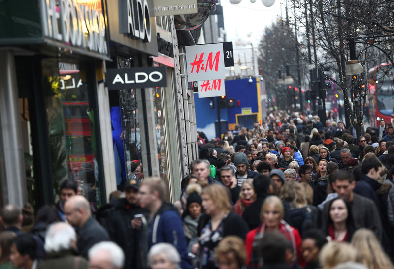 © Reuters. FILE PHOTO: Shoppers walk along Oxford Street in London