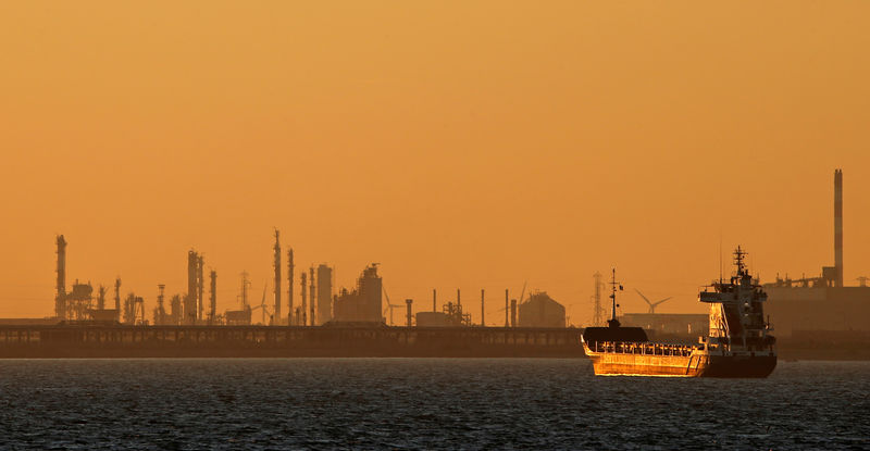 © Reuters. Нефтеналивной танкер на якоре у нефтяного хаба близ Марселя