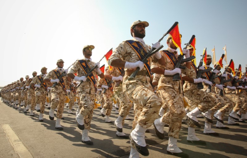 © Reuters. FILE PHOTO: Members of the Iranian revolutionary guard march during a parade to commemorate the anniversary of the Iran-Iraq war (1980-88)