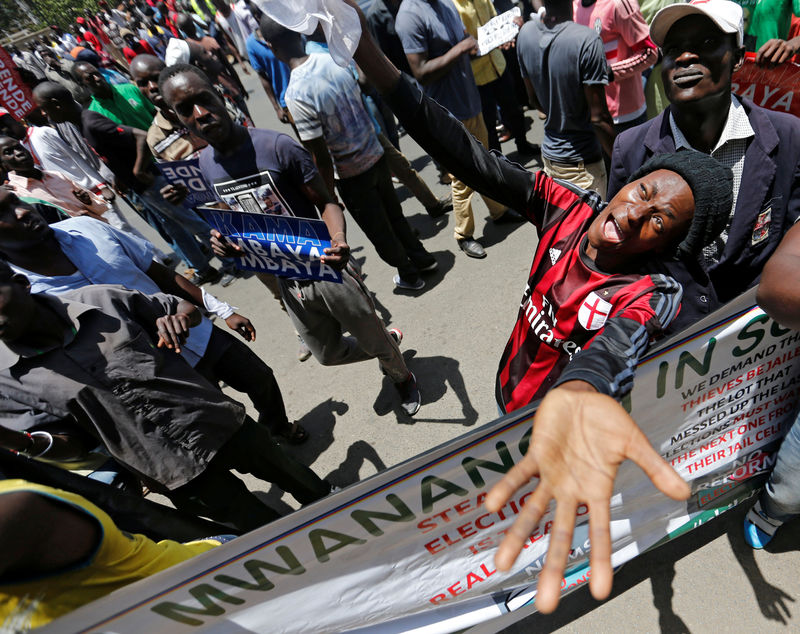 © Reuters. تظاهر المئات في نيروبي للمطالبة بإصلاحات قبل الانتخابات الرئاسية