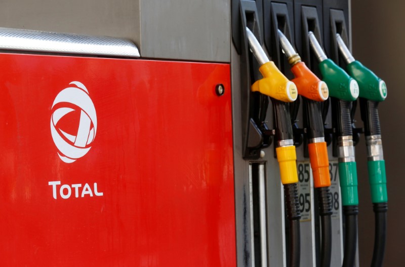 © Reuters. The logo of French oil company Total is seen on a fuel pump at a Total gas station in Paris