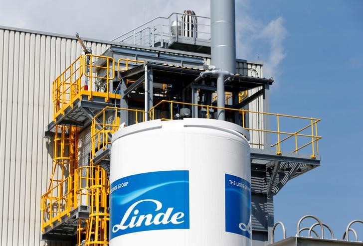 © Reuters. FILE PHOTO: Linde Group logo is seen at company's plant in Munich
