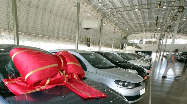 © Reuters. Carros à venda em concessionária em São Paulo, Brasil