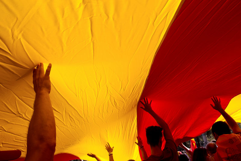 © Reuters. Manifestantes contra independência da Catalunha carregam bandeira da Espanha durante protesto em Barcelona