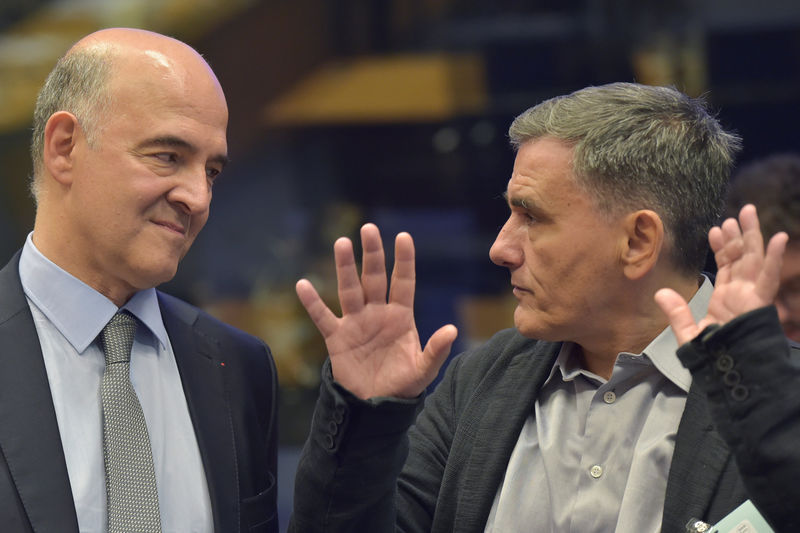 © Reuters. EU Economic and Financial Affairs Commissioner Moscovici chats with Greek Finance Minister Tsakalotos at the start of an euro zone finance ministers meeting in Luxembourg