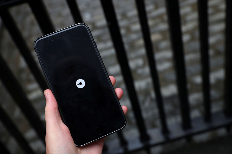 © Reuters. Logo da Uber é visto em celular em Londres, Reino Unido