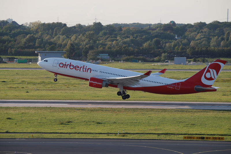 © Reuters. Avião da AirBelin decola no aeroporto de Düsseldorf, Alemanha