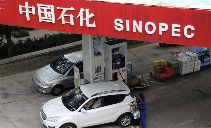 © Reuters. Em foto de arquivo, clientes abastecem carros em posto de combustíveis da Sinopec em Qingdao, China