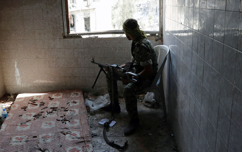 © Reuters. مقاتلون يستعدون لمواجهة أخيرة مع الدولة الإٍسلامية في الرقة