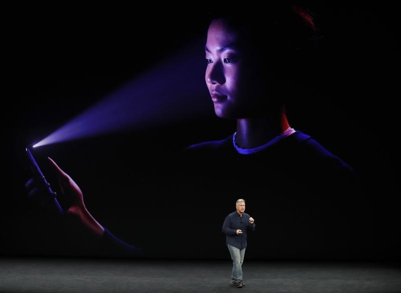 © Reuters. FILE PHOTO: Apple's Schiller introduces the iPhone x during a launch event in Cupertino