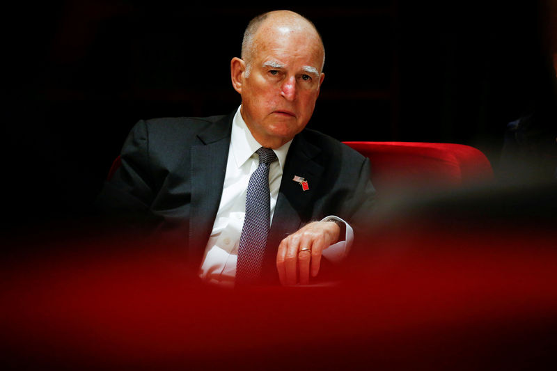 © Reuters. FILE PHOTO: California Governor Jerry Brown attends International Forum on Electric Vehicle Pilot Cities and Industrial Development in Beijing