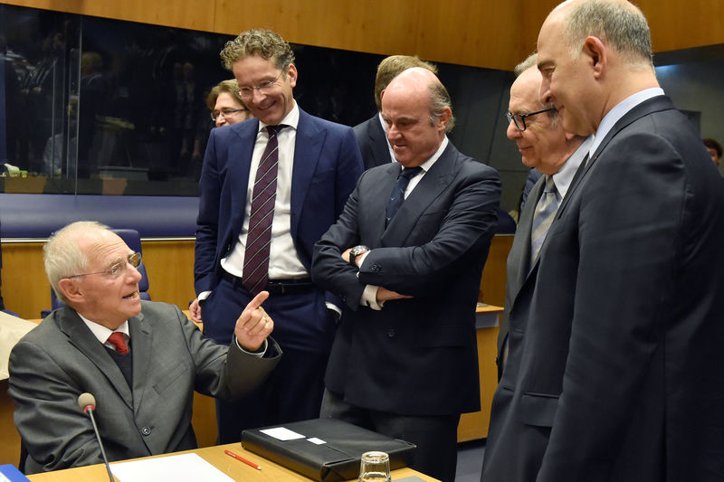 © Reuters. German Minister of Finance Schauble, Eurogroup President Dijsselbloem, Spain's Finance Minister de Guindos, Italian Finance Minister Padoan and EU Commissioner Moscovici attend an euro zone finance ministers meeting in Luxembourg