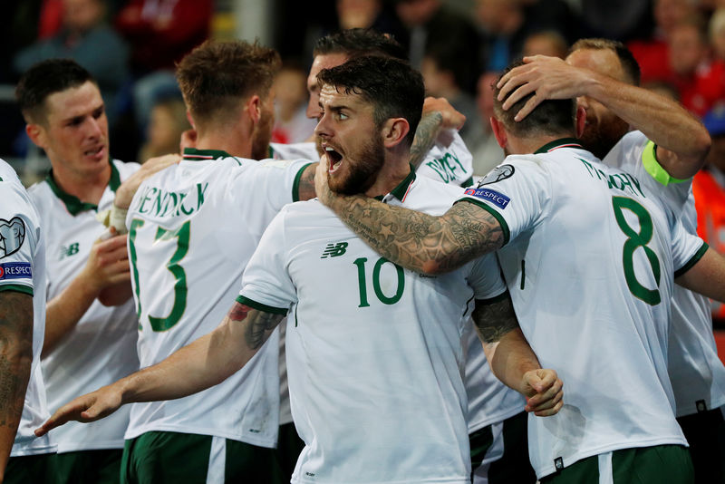 © Reuters. أيرلندا تصعق ويلز وتتأهل للملحق الأوروبي لتصفيات كأس العالم