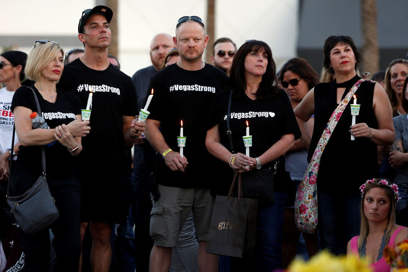 © Reuters. Grupo participa de vigília em homenagem a vítimas de massacre em Las Vegas